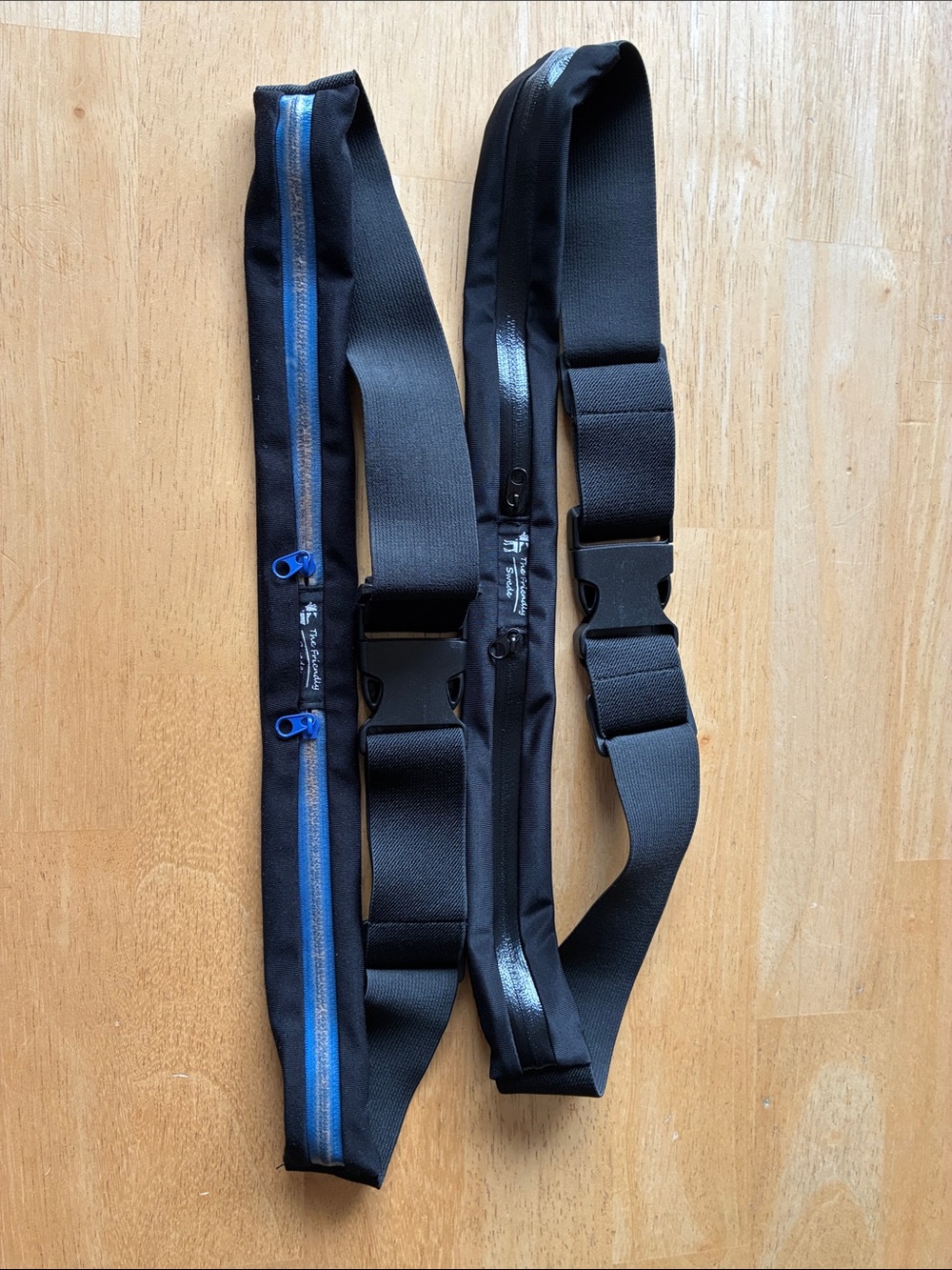 2 running belts with zippered pockets